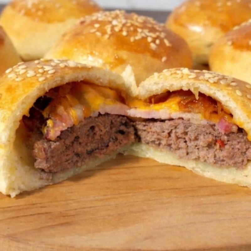 Hambúrguer de Forno Caseiro com Cebola Caramelizada, Bacon e Cheddar (Bandeja com 6 unidades)