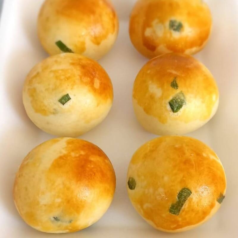 Pãozinho de Cebola Recheado com Muçarela (Bandeja com 6 unidades)